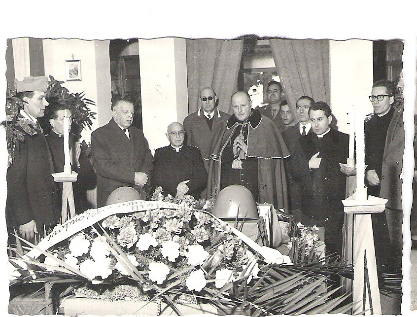 1959 – S.E. l’Arcivescovo di Cueno Mons. Guido Tonetti benedice le spoglie del S.Ten. M.A.V.M. nella Cappella del 2° Rgt Alpini 