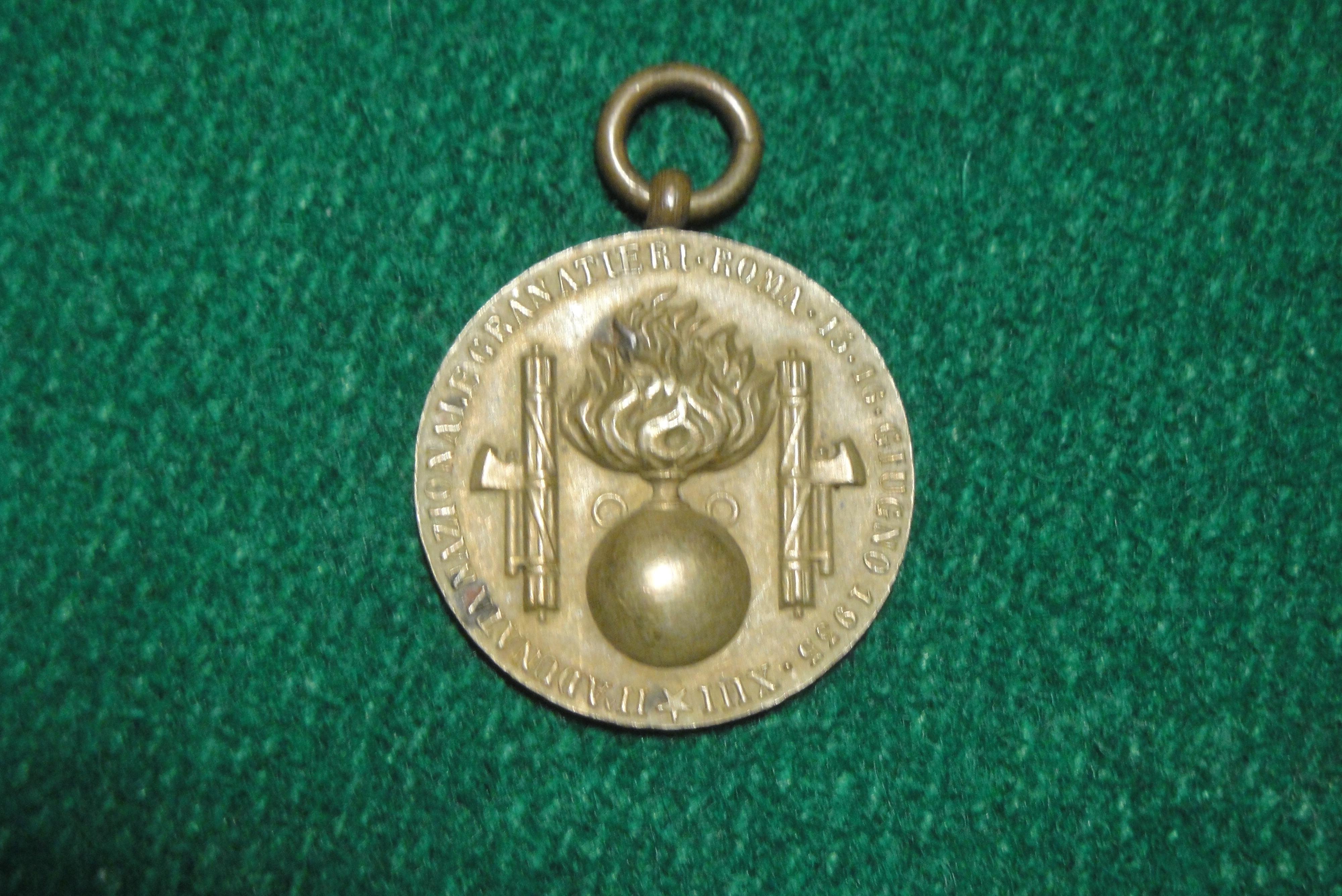 Medaglia (retro) del secondo raduno dei Granatieri di Sardegna 15-16 giu.1935 - Roma