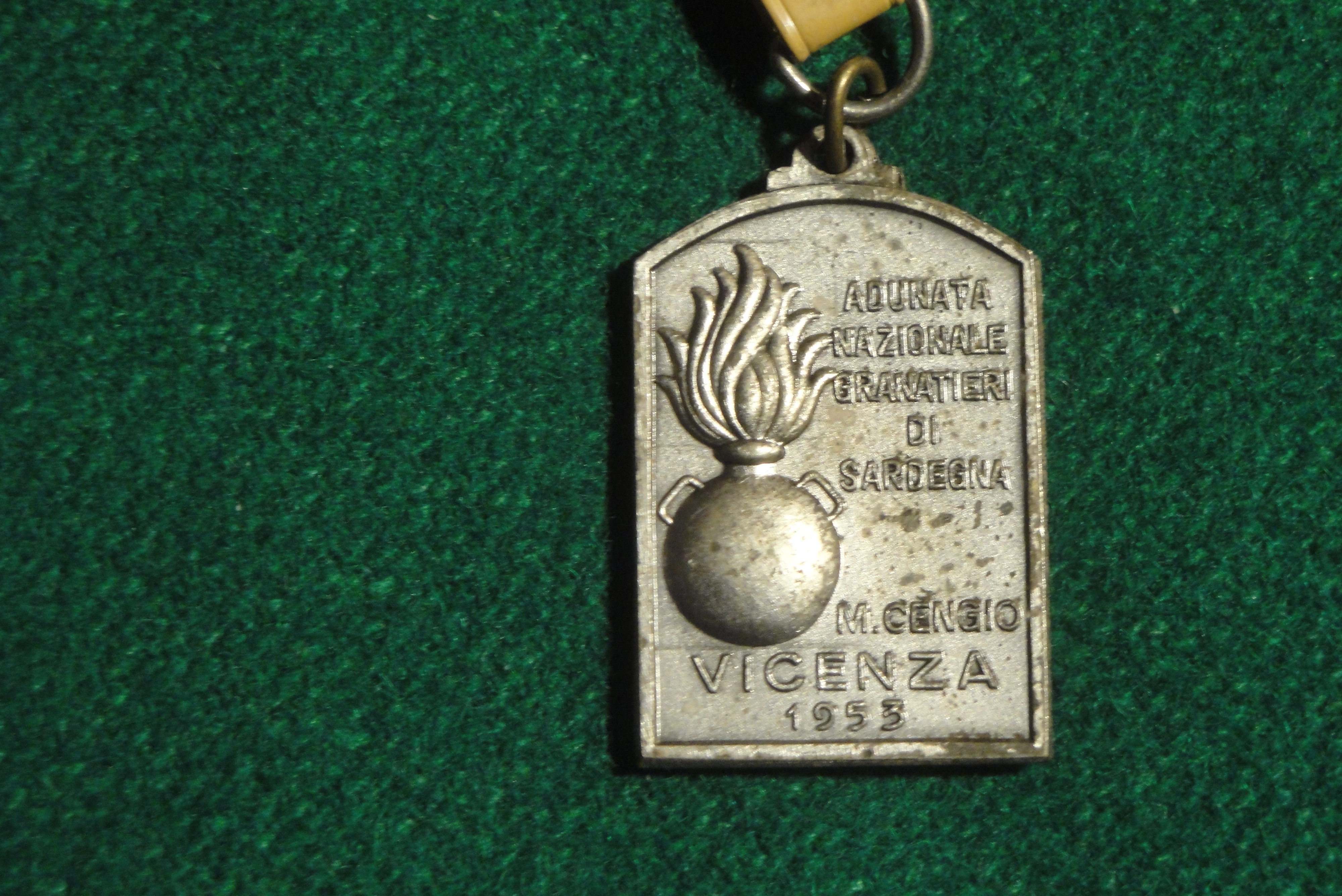 Medaglia (retro) del sesto raduno dei Granatieri di Sardegna 13-14 giu. 1953 - Monte Cengio