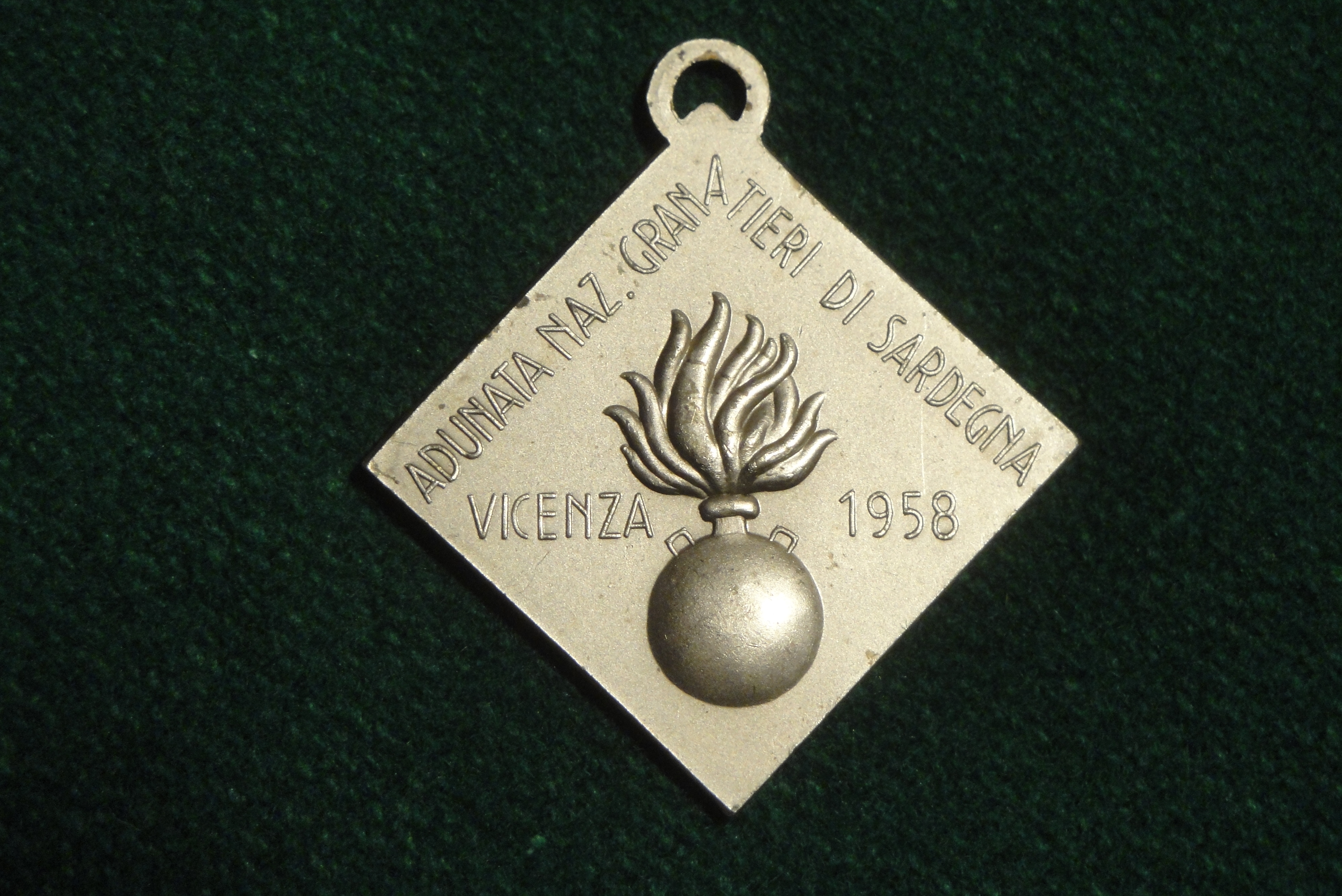 Medaglia (retro) del ottavo raduno dei Granatieri di Sardegna 13-14 giu. 1958 - Vicenza - Caltrano