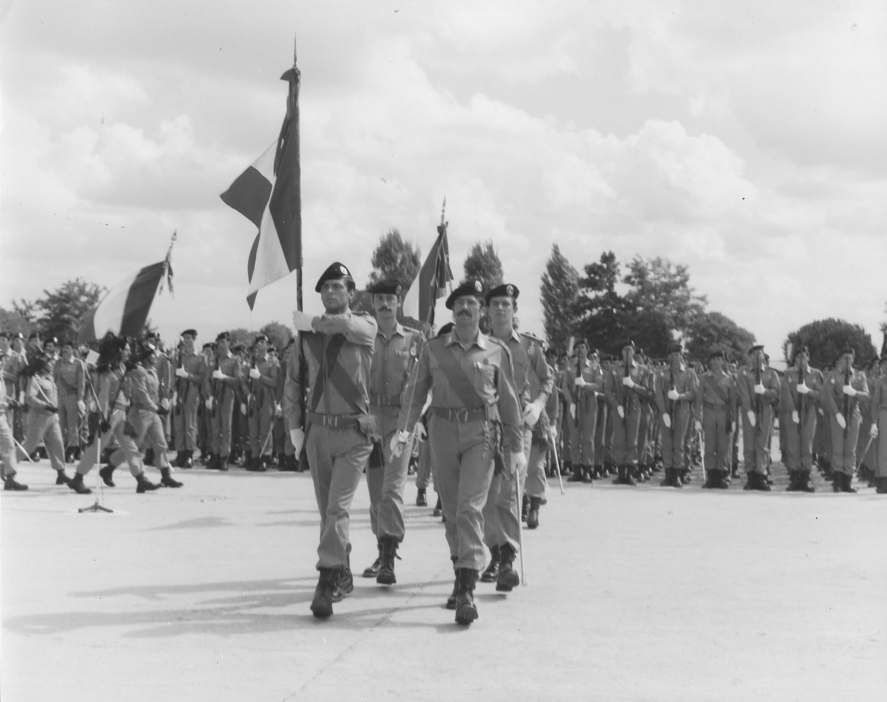  Bandiera di Guerra del 1 ° Reggimento Granatieri di Sardegna lascia lo schieramento. 